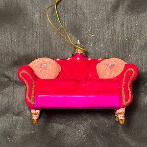 Settee Chesterfield ornament - red in color